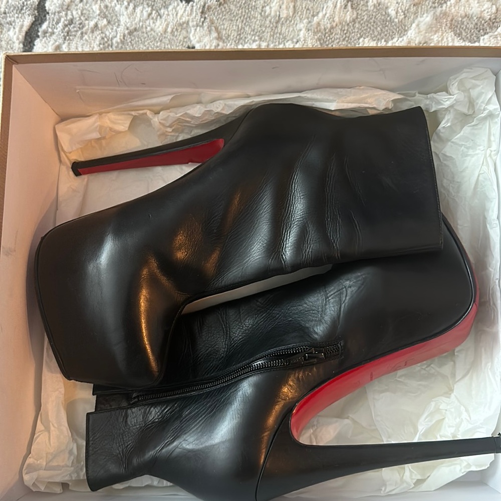 Authentic leather Christian louboutin daf booty 37.5